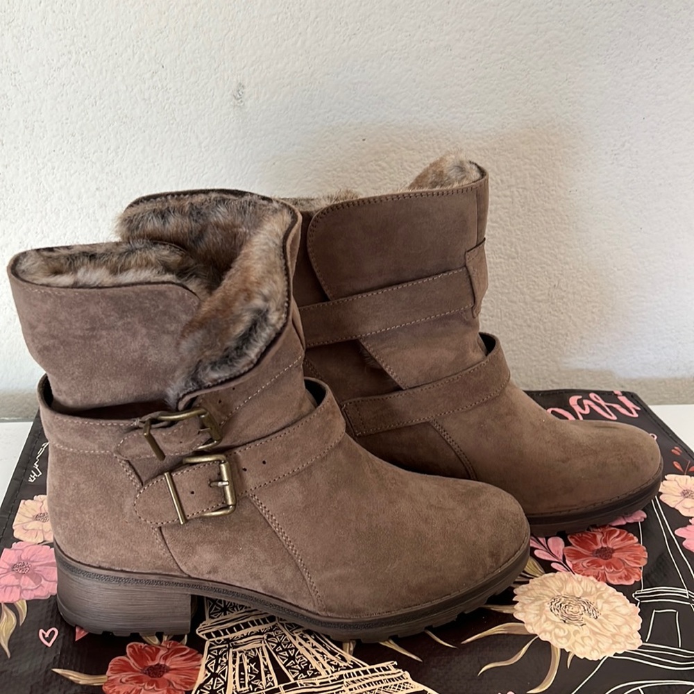 NWOT Light Brown Faux Fur White Mountain Boots